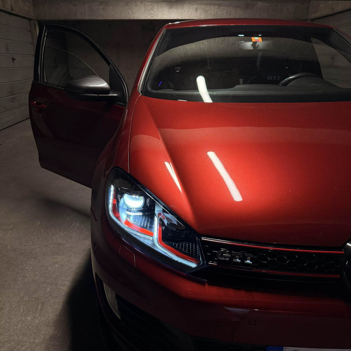Lampy przednie LED do Volkswagen Golf VI 6 (2008–2013) – 6.5 Red Style