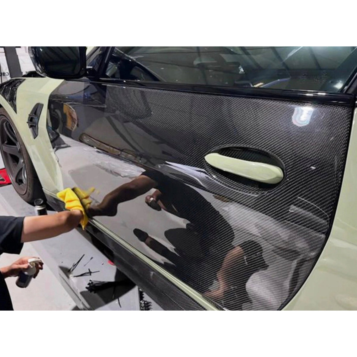 Drzwi z Włókna Węglowego Dry Carbon do BMW G82 M4/G22 Serii 4 – Części Wyścigowe (Komplet)