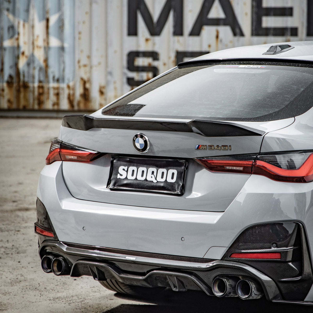 Karbonowe Dekory Tylnego Zderzaka przy Odblaskach BMW G26 SOOQOO Style (Dry-Carbon)