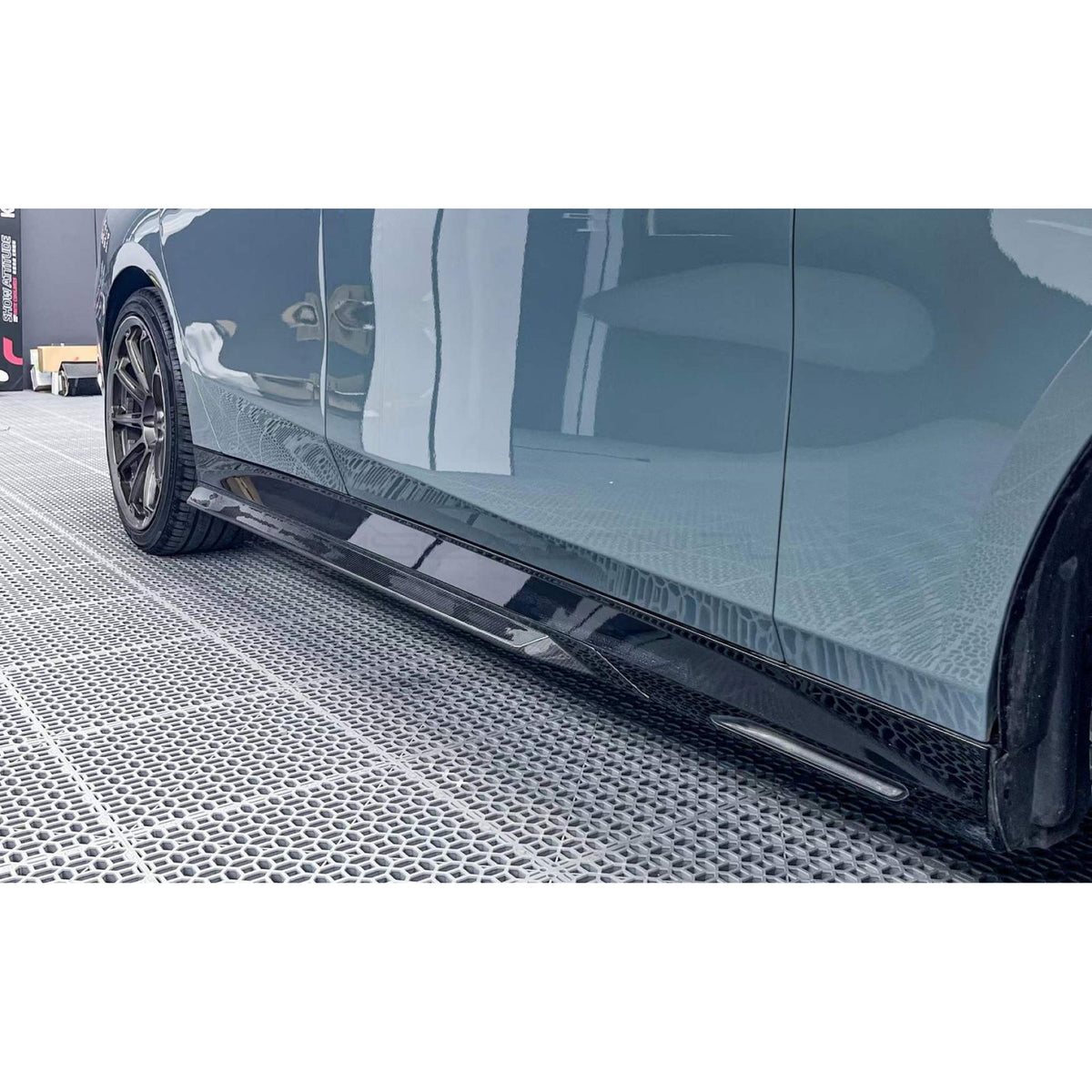 Karbonowe dokładki listwy pod progi do BMW G60 w stylu M-Performance