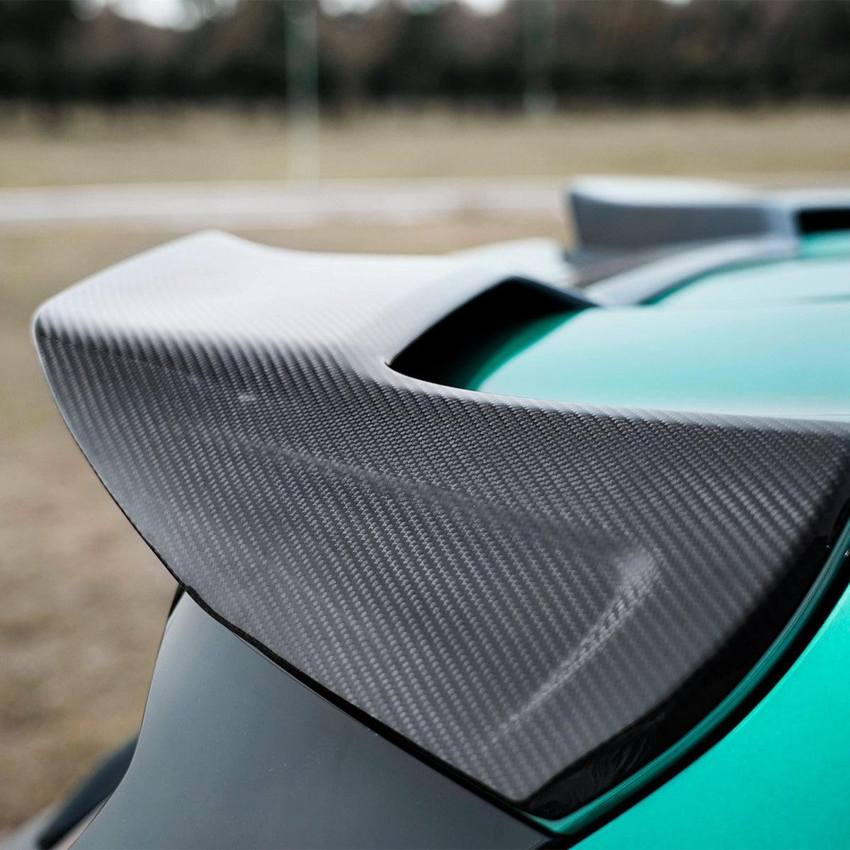 X5M F95 SQ-Style Spoiler Dachowy z Włókna Węglowego – Dry Carbon SOOQOO