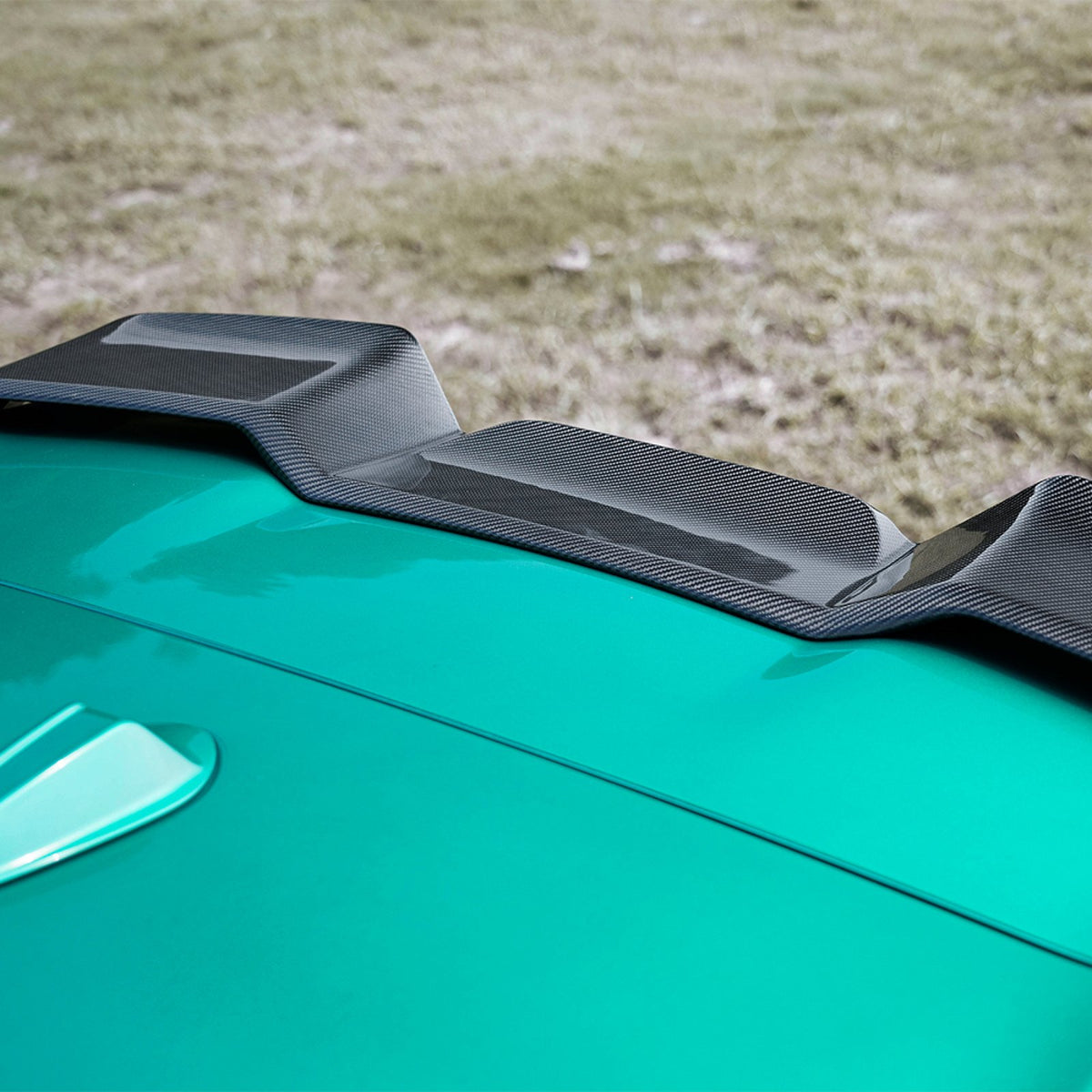 X5M F95 SQ-Style Spoiler Dachowy z Włókna Węglowego – Dry Carbon SOOQOO