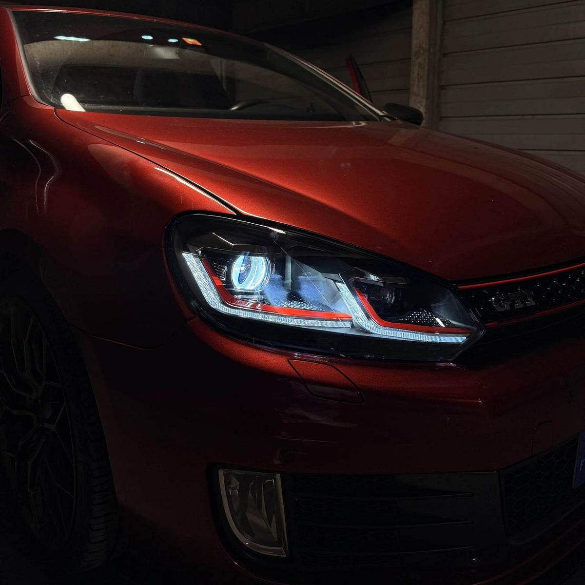 Lampy przednie LED do Volkswagen Golf VI 6 (2008–2013) – 6.5 Red Style