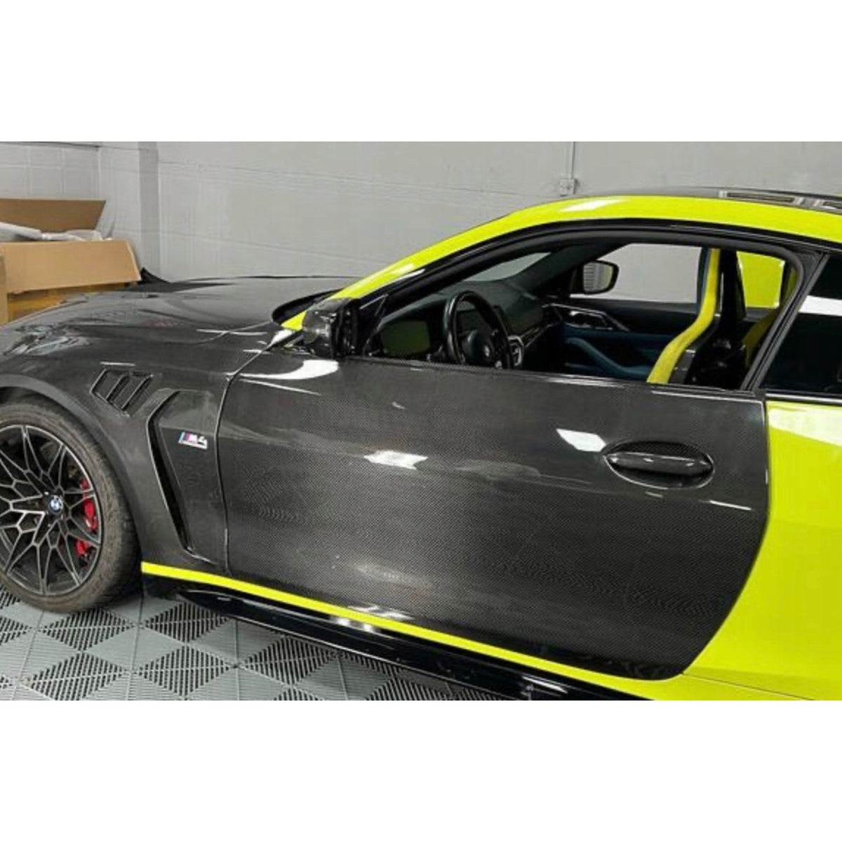 Drzwi z Włókna Węglowego Dry Carbon do BMW G82 M4/G22 Serii 4 – Części Wyścigowe (Komplet)