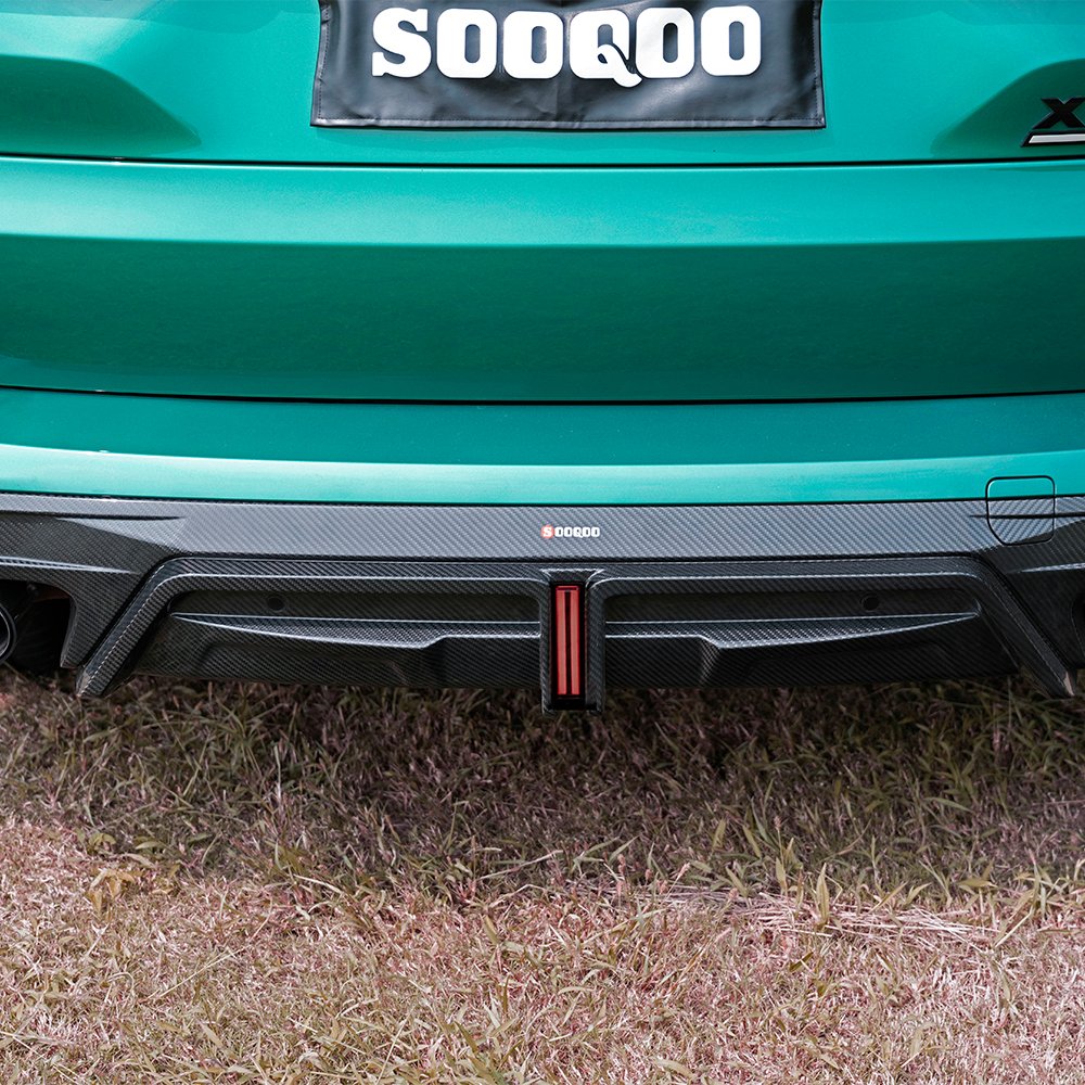 Dyfuzor Tylny BMW X5M F95 LCI – Styl SQ, Włókno Węglowe Dry Carbon SOOQOO z Wbudowanym Światłem Hamowania LED