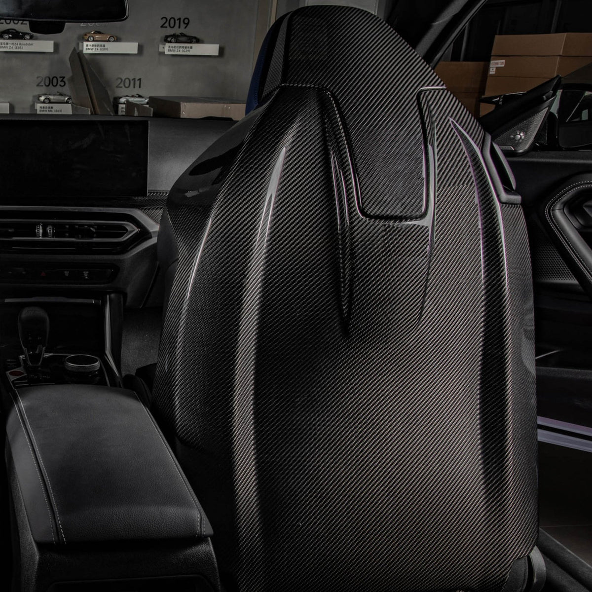 Karbonowe Nakładki na Fotele – Zestaw 2 szt. do BMW M2 G87 / G82 / G83 – Styl OEM/Carbon Fiber