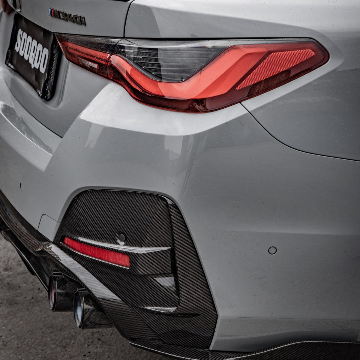 Karbonowe Dekory Tylnego Zderzaka przy Odblaskach BMW G26 SOOQOO Style (Dry-Carbon)