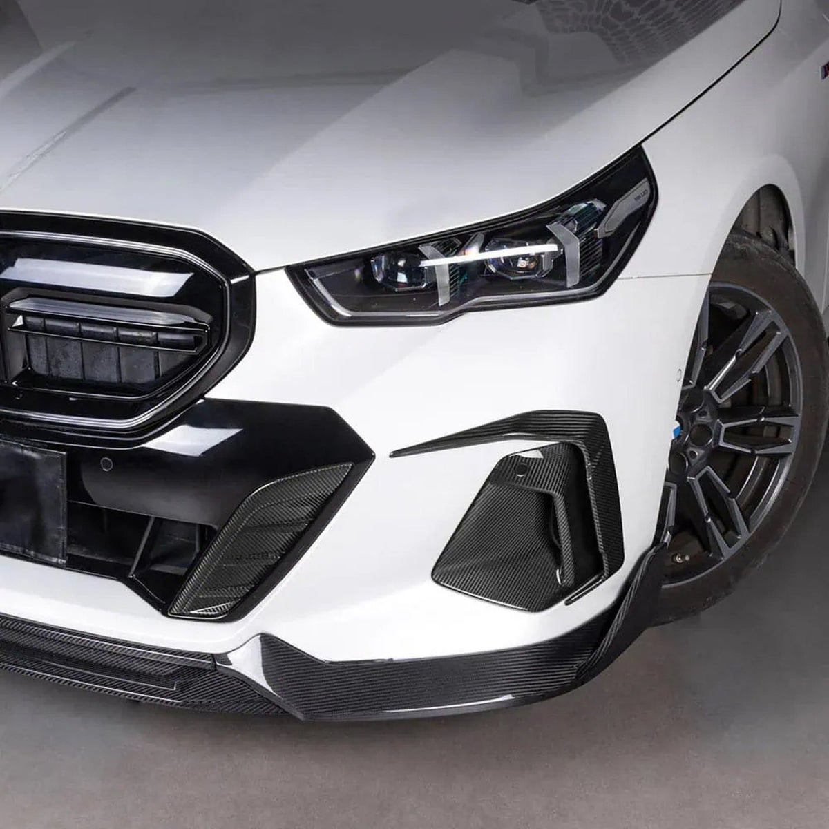 Karbonowe Wloty Powietrza Przedniego Zderzaka do BMW G60  OEM Style
