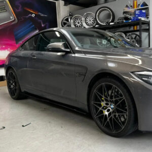 Dokładki Listwy Pod Progi BMW F80 M3 / F82 M4 – M Performance Styl, Czarny Połysk - obrazek 3