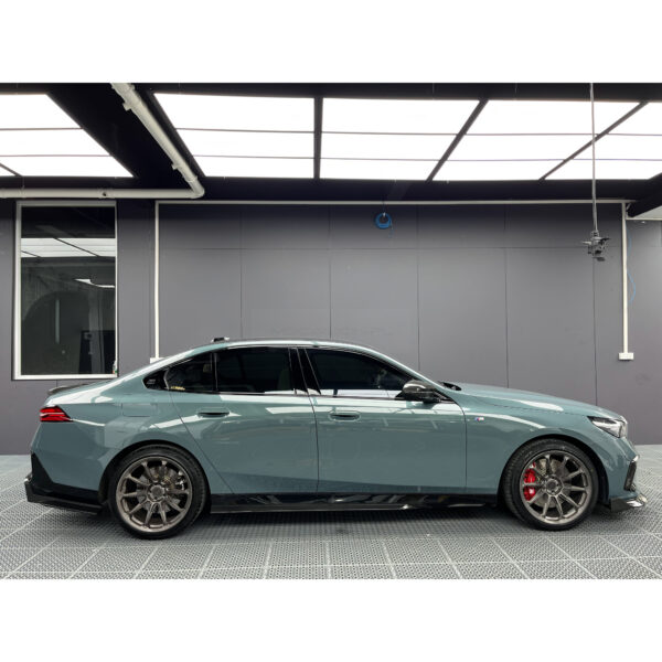 Karbonowe dokładki listwy pod progi do BMW G60 w stylu M-Performance - obrazek 4