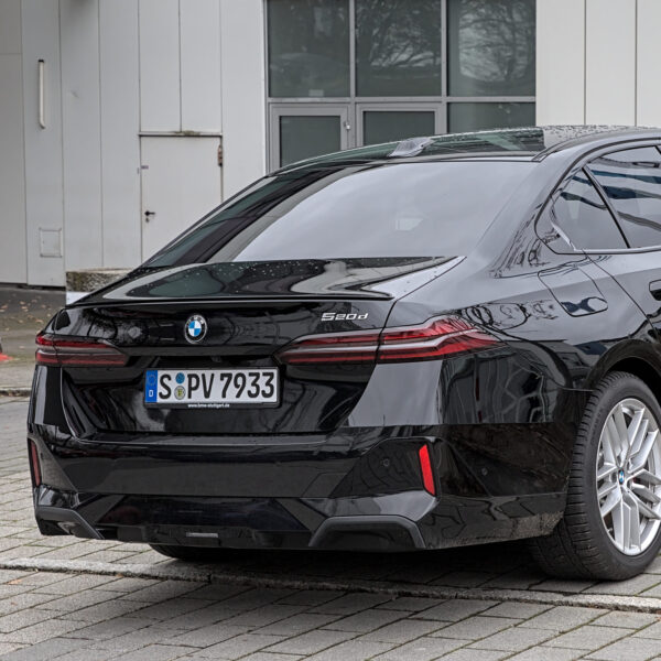 Spoiler Lotka Klapy BMW Serii 5 G60 / I5 M Style Czarny Połysk (2023+) - obrazek 4
