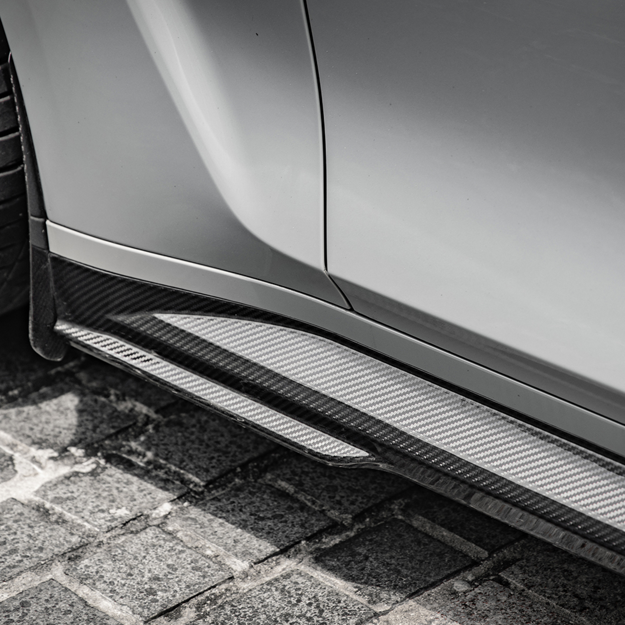 Karbonowe dokładki listwy pod progi do BMW M3 G80/G81 w stylu SOOQOO - obrazek 5