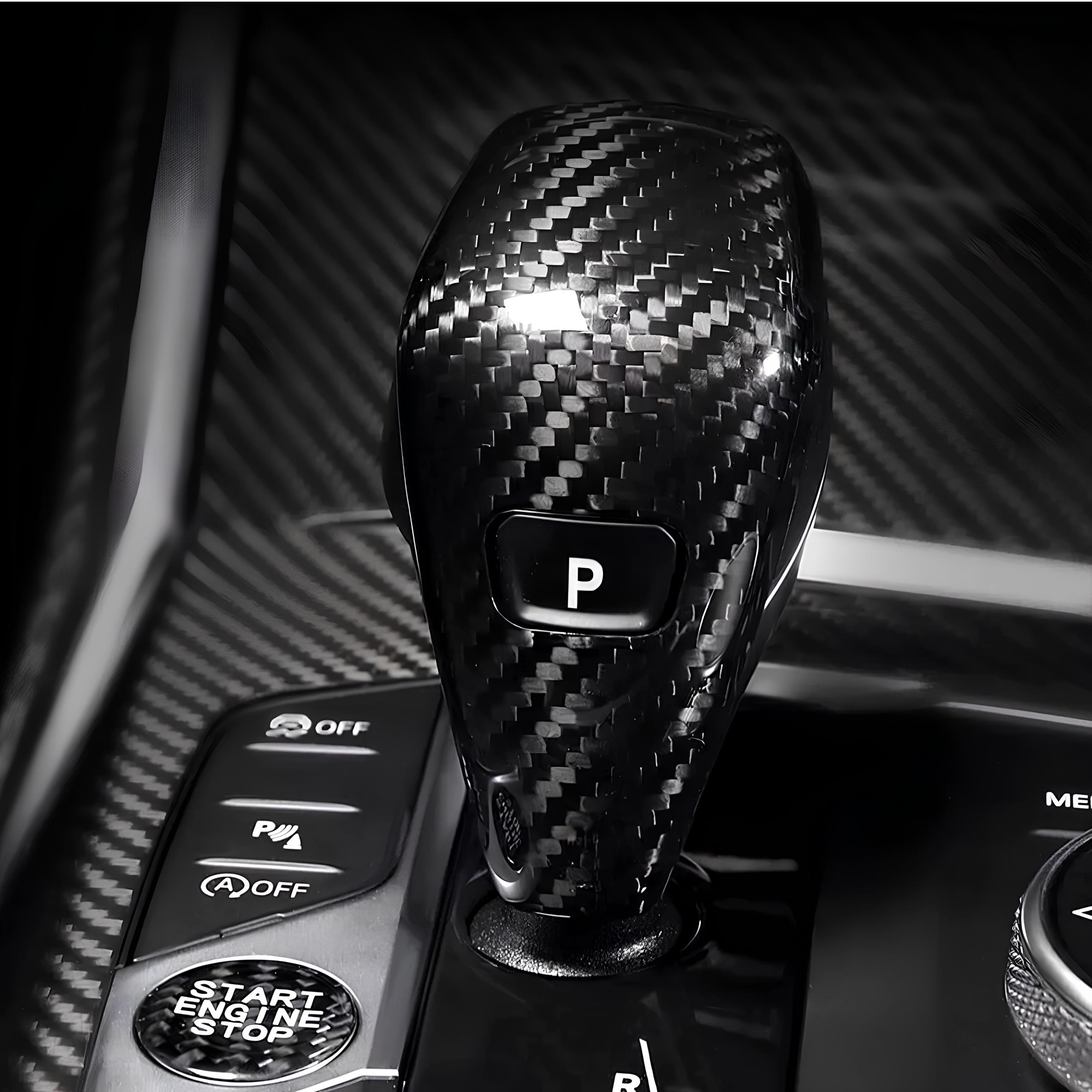 Karbonowa Osłona Gałki Zmiany Biegów do BMW Serii 1 / 2 / 3 / 4 / 8 / Z4 / X3 / X4 / X5 / X6 (2018-2024) - obrazek 2