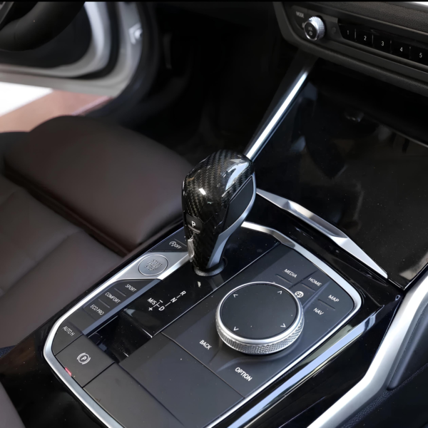 Karbonowa Osłona Gałki Zmiany Biegów do BMW Serii 1 / 2 / 3 / 4 / 8 / Z4 / X3 / X4 / X5 / X6 (2018-2024) - obrazek 6