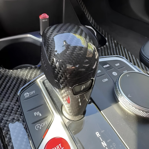 Karbonowa Osłona Gałki Zmiany Biegów do BMW Serii 1 / 2 / 3 / 4 / 8 / Z4 / X3 / X4 / X5 / X6 (2018-2024) - obrazek 7